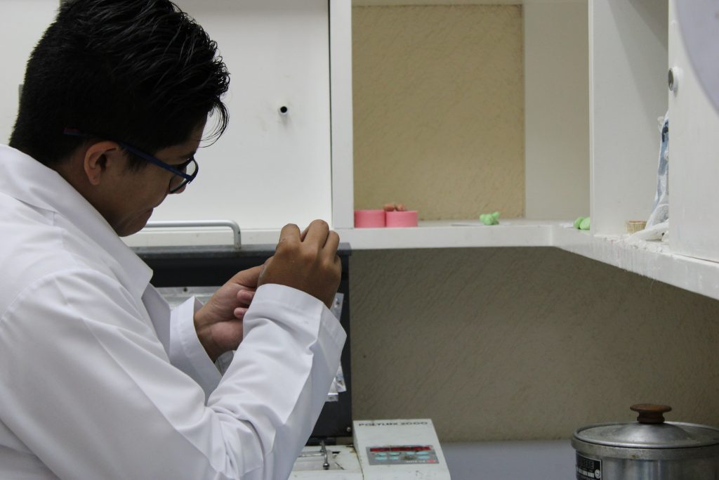 Técnico de Grupo DEASA elaborando un molde auditivo en el laboratorio